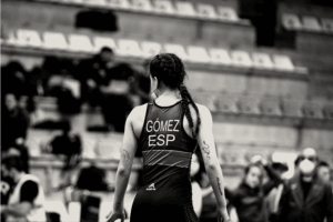 atleta española con equipamiento deportivo representando el uso de productos CBD SPACE Sport para mejorar recuperación y bienestar físico