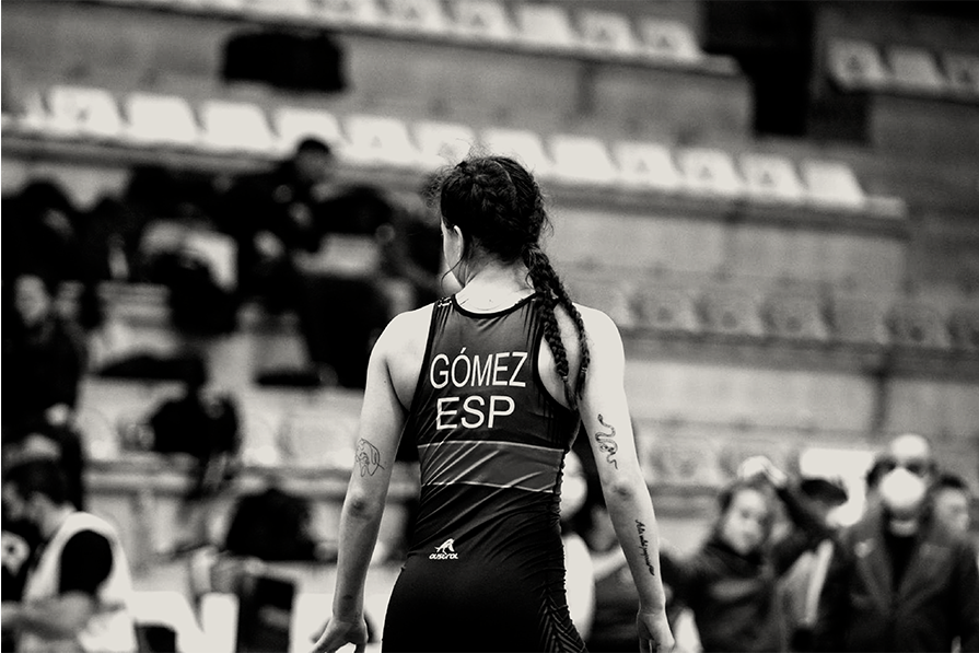 atleta española con equipamiento deportivo representando el uso de productos CBD SPACE Sport para mejorar recuperación y bienestar físico