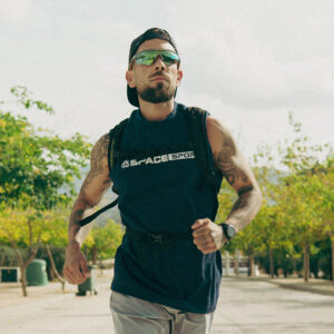 atleta corriendo con camiseta SPACE Sport mostrando estilo de vida saludable y bienestar con productos CBD deportivos